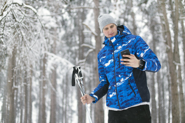 使用应用程序的滑雪者图片下载