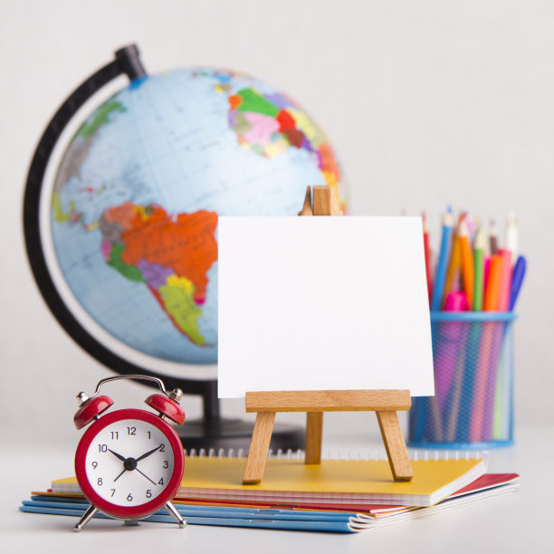 近距离的画架和办公文具在白色的背景图片下载