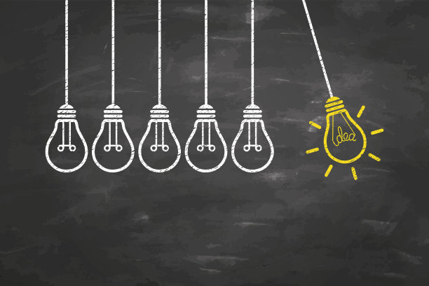 创意概念与灯泡在黑板上的背景图片下载