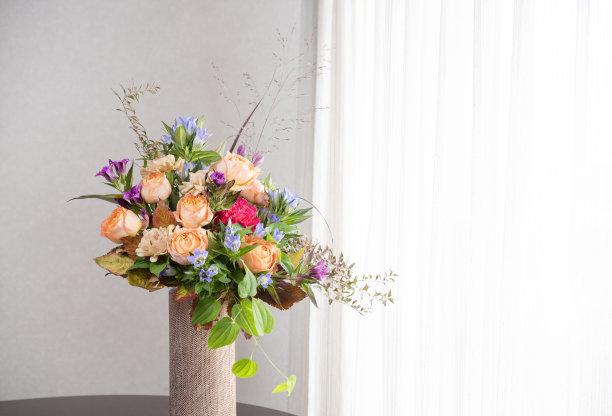 窗台插花:玫瑰、龙胆、康乃馨图片下载