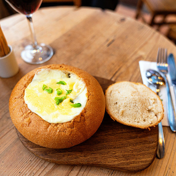 奶油洋葱汤配自制新鲜硬皮面包图片下载