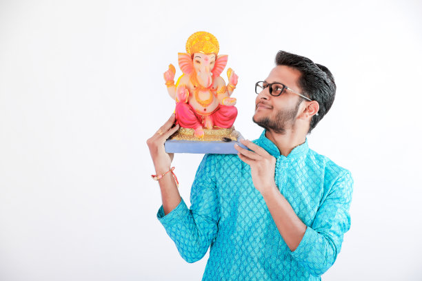 年轻的印度男子与主甘尼沙，庆祝甘尼沙节图片下载