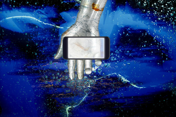 5克的未来形象。第五代移动通信系统的智能手机放置在一个金属机器人的手掌上。屏幕在发光。背景是一幅神秘的蓝波数据图像。图片下载