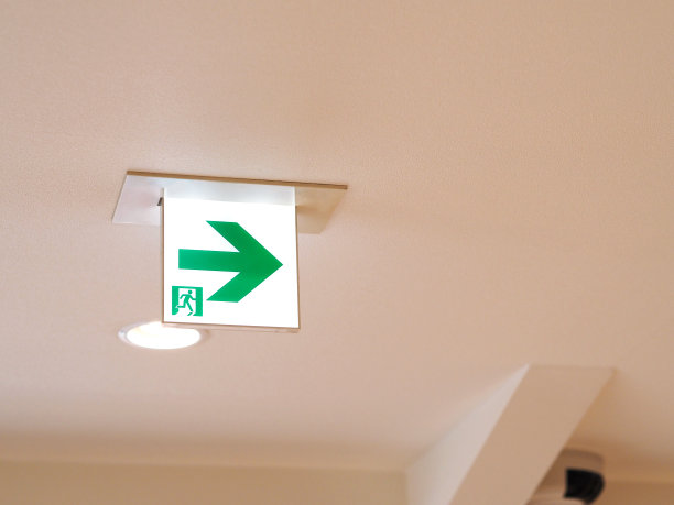 出口标志挂在天花板上图片下载