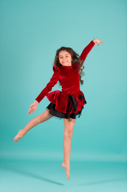 孩子赤脚穿着红衣服跳舞图片下载