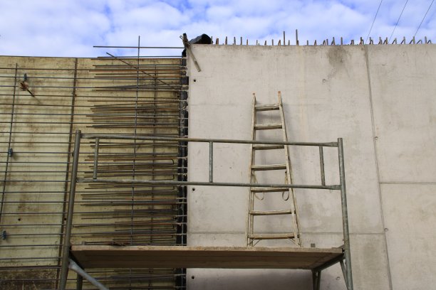 脚手架顶部平台上的梯子图片下载