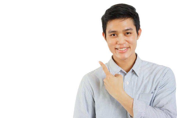 近距离的年轻亚洲男子微笑和穿休闲衬衫用手指着孤立在白色背景的广告，横幅，促进您的业务和营销的横幅，网站，社交媒体的概念图片下载