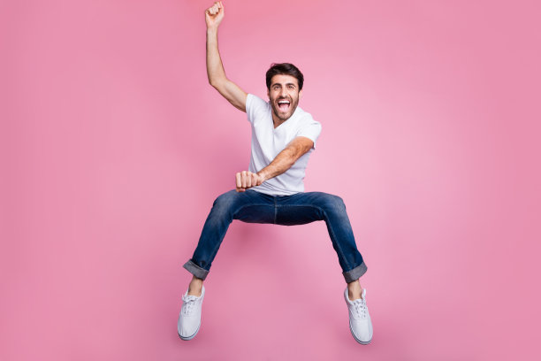 疯狂活跃的中东家伙牛仔概念的全长照片骑快德比马在草原上跳尖叫喊感到高兴穿时髦的时髦的衣服运动鞋孤立的粉红色背景图片下载