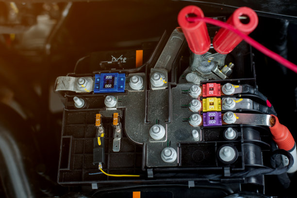 汽车修理厂、汽车服务站的蓄电池充电、蓄电池充电及汽车充电。图片下载