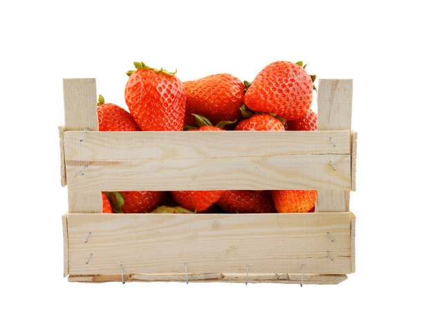 新鲜草莓放在木箱中隔离图片下载