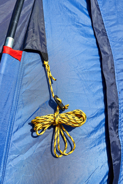 黄色帐篷绳结挂在近处图片下载