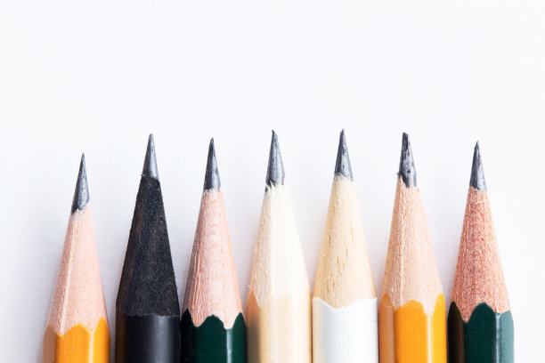 背景用白纸和铅笔。工作场所的艺术家和插画家。背景显示标志和字母。拷贝空间，文本空间。这位博客工具。办公工具。图片下载