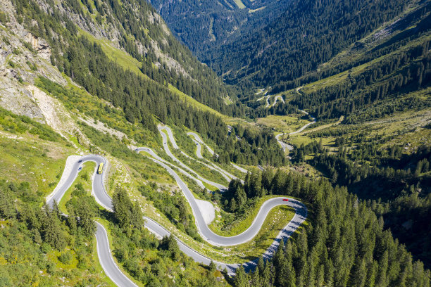 阿尔卑斯山的山路图片下载