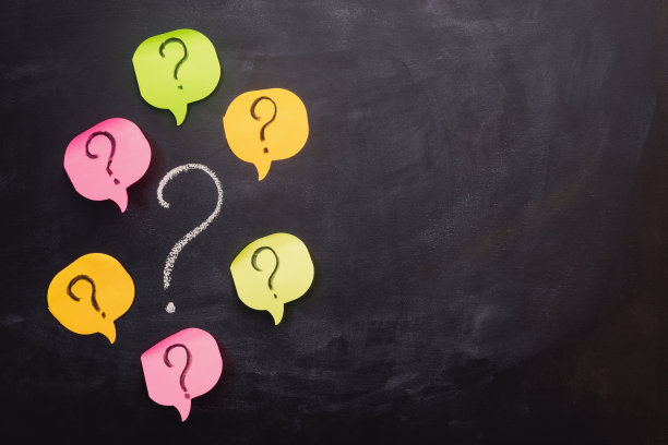 一堆带问号的彩色纸条。图片下载