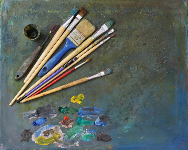 艺术家们用画笔和油画作画。调色板用画笔和调色刀图片下载