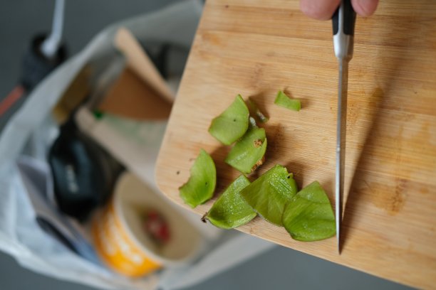 那个人把猕猴桃的果皮扔进了垃圾箱图片下载