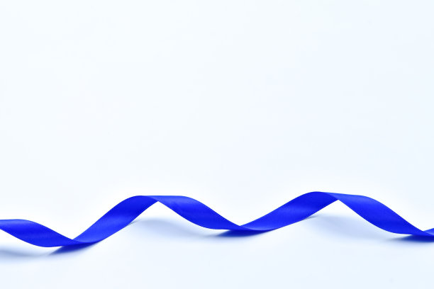 白色背景上的蓝色卷曲缎带，装饰元素图片下载