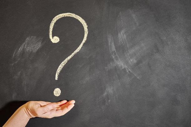 女人手上的问号。图片下载