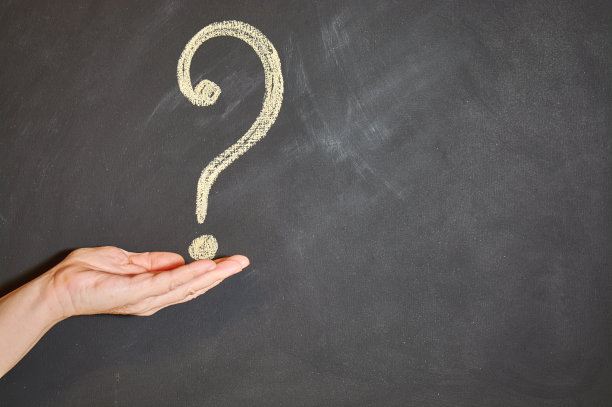 女人手上的问号。图片下载