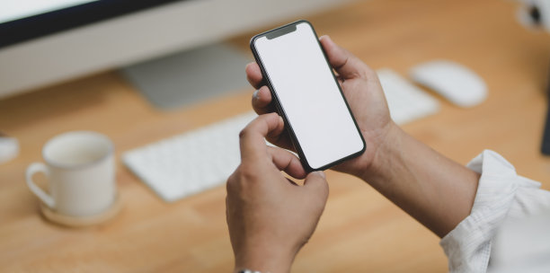 近距离观看的商人持有空白屏幕智能手机图片下载