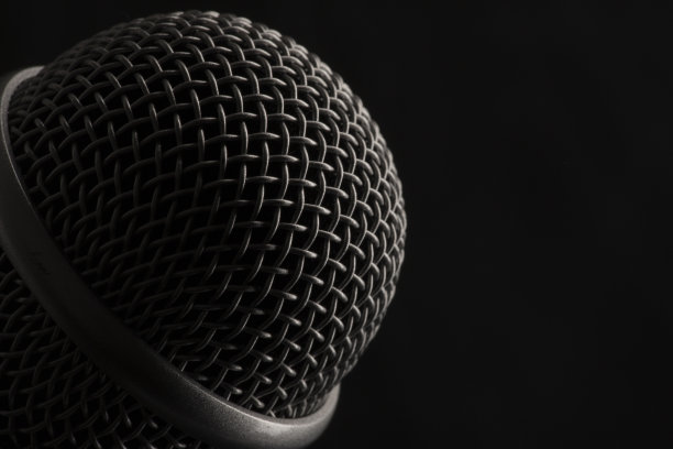 在黑色背景中靠近头部音频麦克风，右边是拷贝空间图片下载
