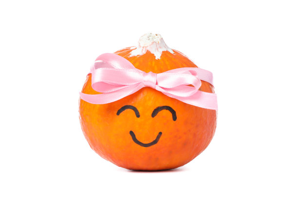 南瓜带着微笑和弓孤立在白色的背景上图片下载