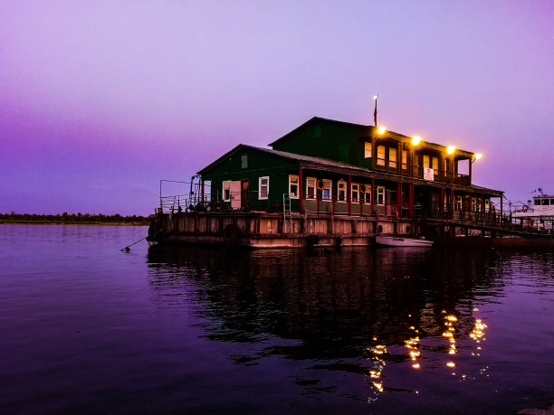 日落时分，伏尔加河上的码头。俄罗斯伏尔加格勒图片下载