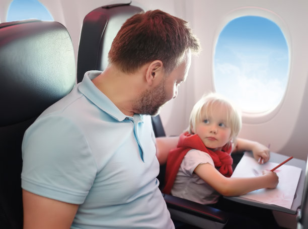 小男孩和他父亲在飞机上的合影。孩子画图片。图片下载
