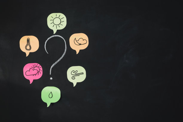 天气图标设置和问号在黑板上与复制空间。天气预报的概念。图片下载