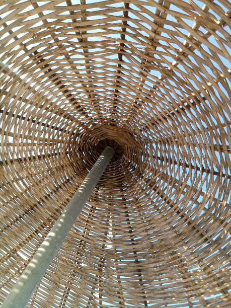 天空下的沙滩伞的一部分图片下载