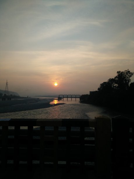 印度亚穆纳河流域的日落图片下载