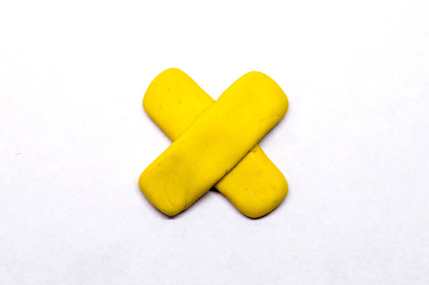 黄色十字指针隔离。在白色背景上模拟粘土导航标志。图片下载