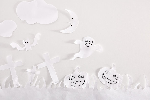 万圣节作文与纸剪纸在白色的桌子上图片下载