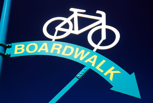 木板路上的自行车图片下载