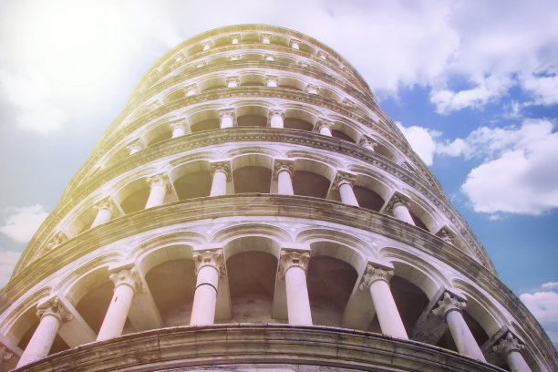 不同寻常的比萨斜塔。在意大利城市比萨的塔底视图。意大利托斯卡纳省。图片下载