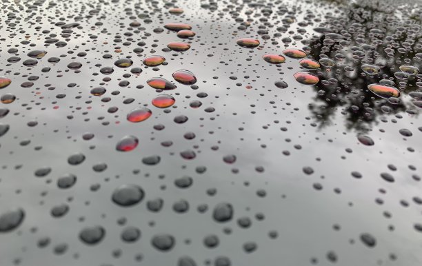 雨淋在车顶图片下载