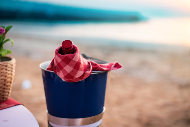 沙滩上的葡萄酒瓶图片下载