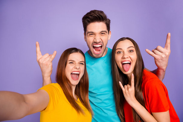 近距离的照片肖像疯狂的俱乐部摇滚音乐会常客显示硬音乐符号孤立的紫罗兰背景图片下载