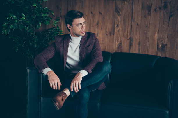 经典的男子气概的商业男人的照片看一边没有微笑有灵感的公司的想法穿眼镜时尚的夹克高领，坐在沙发现代的办公室图片下载