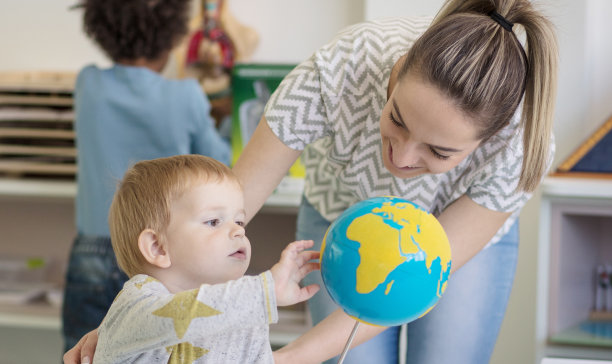 好奇的男孩。图片下载