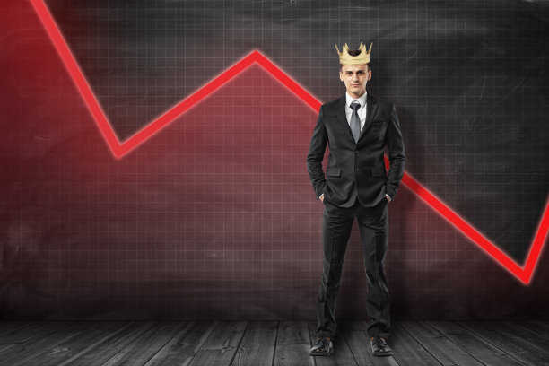 商人戴着金色的皇冠，黑色背景上有红色的图表线图片下载