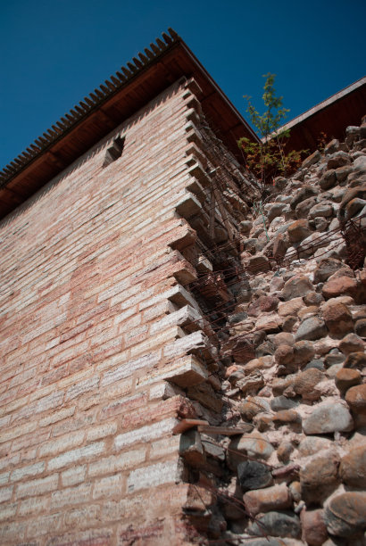 古色古香的砖石，肮脏不堪的旧砖石墙。纹理背景与文本复制空间图片下载