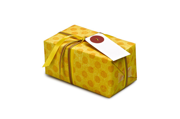 黄色包装盒礼品与空白标签隔离在白色图片下载