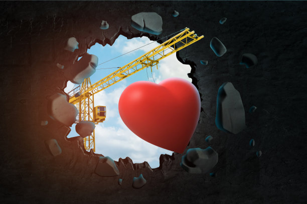 起重吊车携带可爱的红色心脏和打破黑色的墙壁留下洞与蓝色的天空透过洞看到的3d渲染。图片下载