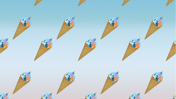 圣诞装饰球在一个华夫蛋筒像冰淇淋在梯度背景。2020年的冬至糖果的概念图片下载