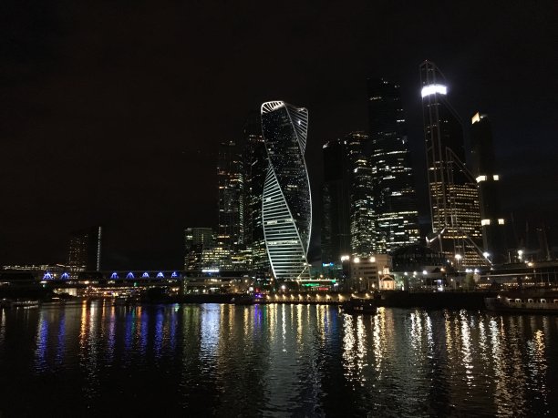 莫斯科国际商务中心上的日落在秋天，俄罗斯莫斯科。图片下载