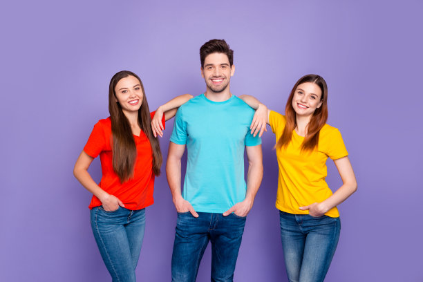 好看的，有吸引力的，可爱的，愉快的，愉快的内容友好的家伙穿着五颜六色的t恤互相支持孤立在紫罗兰丁香的背景图片下载
