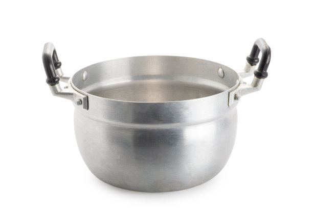 泰式铝锅与黑色的处理在两边把它面对向上的白色背景与剪切路径。图片下载