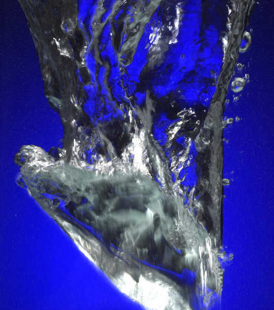 冰块落入水中图片下载