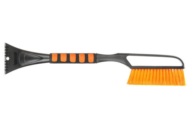 刷刮刀清洗汽车的雪和清除冰图片下载